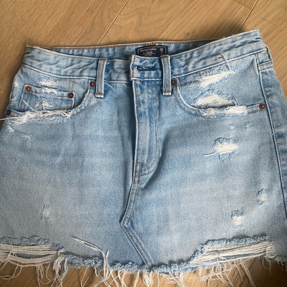 Abercrombie low rise micro mini skirt size 2 distressed